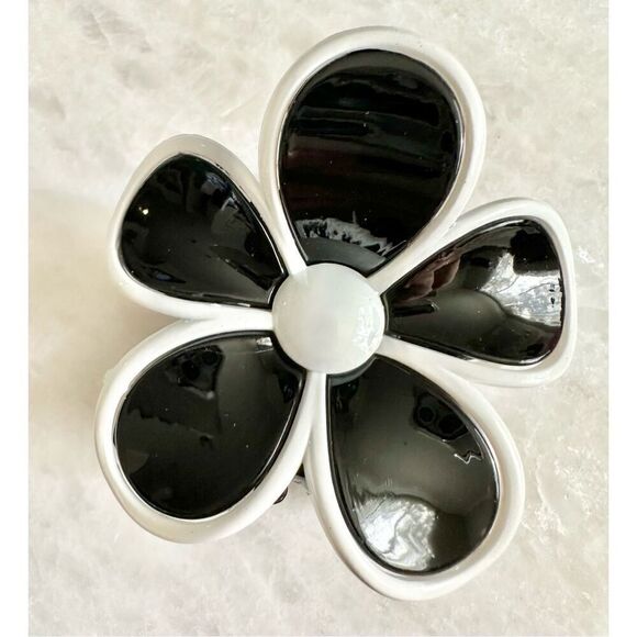 Black and white flower hair claw - Picture 1 of 3